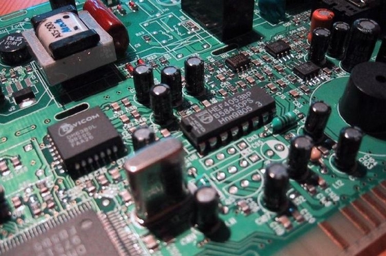 Mikroçip ve IC'yi devre kartlarına yerleştirmek için Yüksek Hızlı Görme SMT Makinesi
